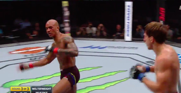 Video: Kao tek rođeno ždrebe, nakon udarca Srbina!