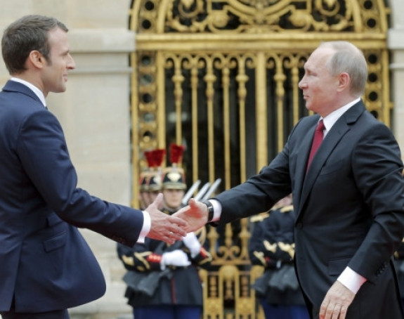 Путин у Паризу дочекан као цар