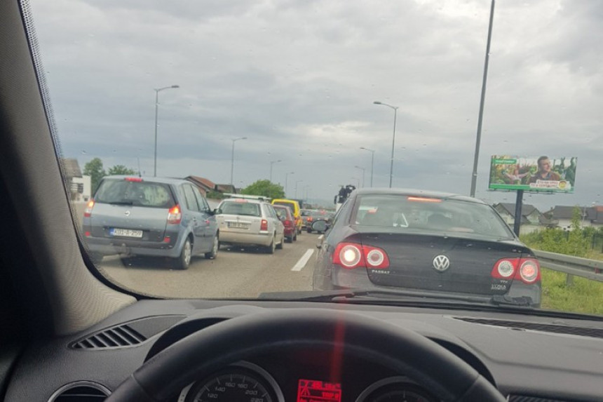 Sudar tri vozila, ima povrijeđenih