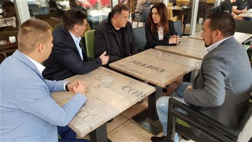 Dodik i jarani na kafi u Doboju