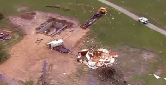 Чак 55 торнада похарало САД