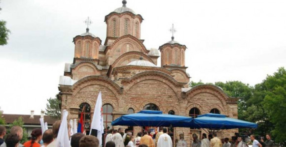 Molotovljev koktel i kamenice na Srbe