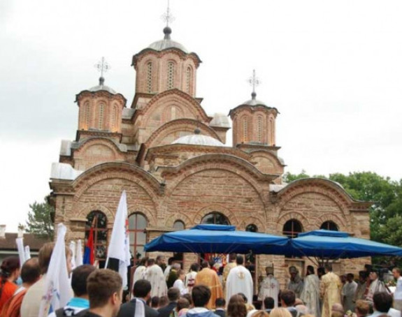 Molotovljev koktel i kamenice na Srbe