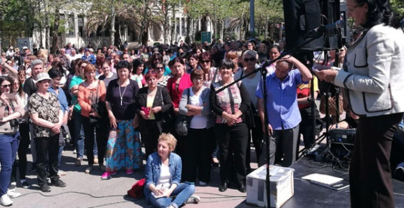 Majke čekaju pred Skupštinom