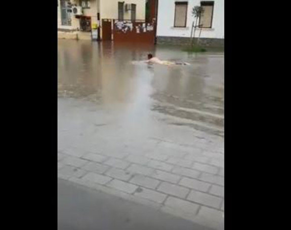 Становник Футога пливао у поплави