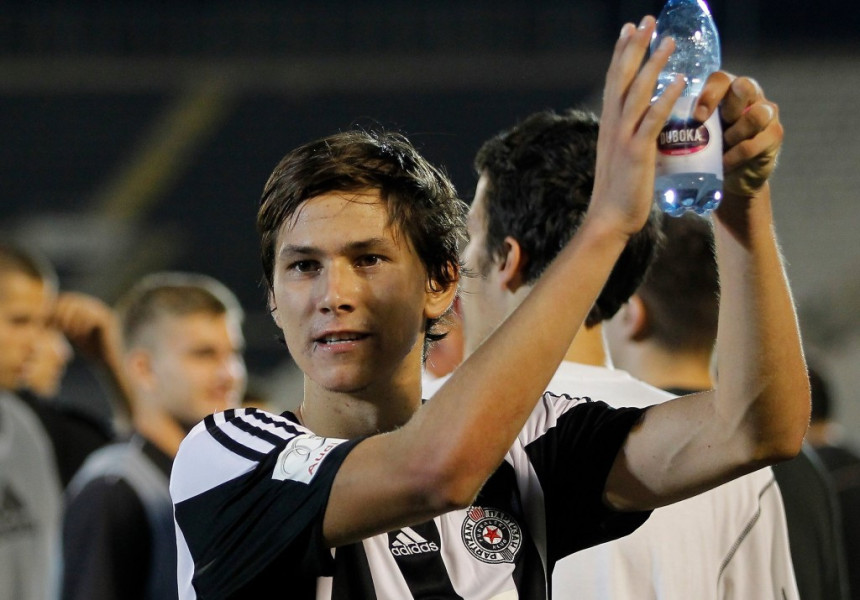 Sramota - I djeca opraštaju dugove Partizanu! Saša Lukić u Torinu!