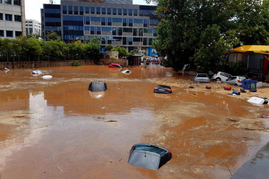 Poplave i 100 poziva u pomoć