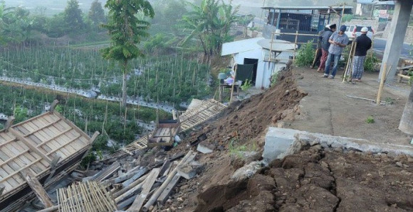 Zemljotres: Deset osoba stradalo