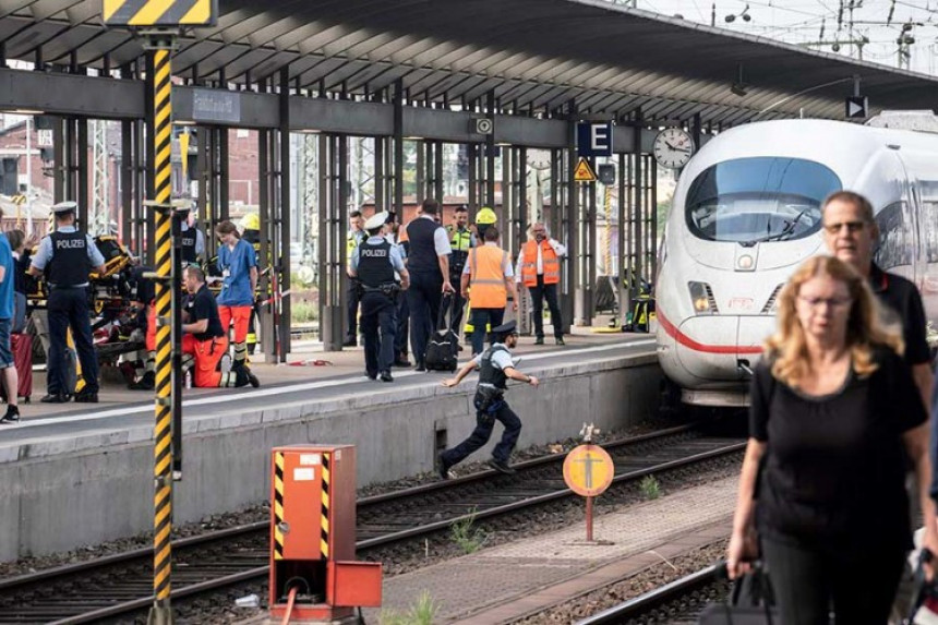 Франкфурт: Дијете гурнуо под воз