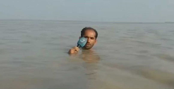 Pakistan: Novinar u vodi do grla!