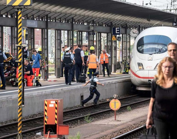 Frankfurt: Dijete gurnuo pod voz