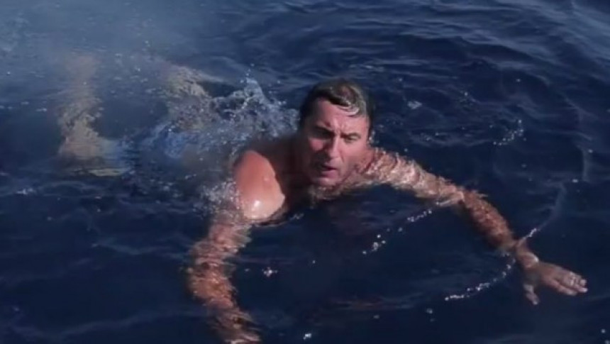 Jovan Memedović pliva sa ajkulama
