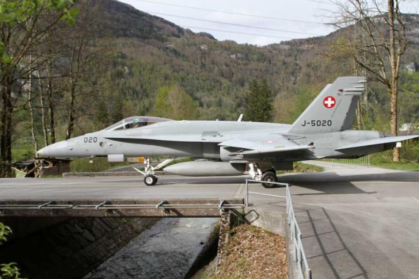 Švajcarski borbeni avion nestao u Alpama