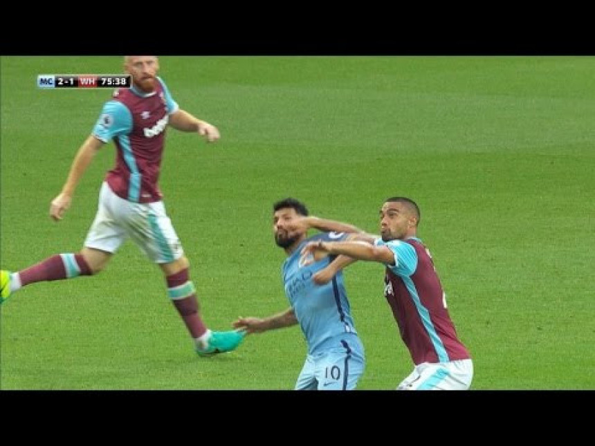 Видео: Агуеро пропушта дерби Манчестера због бруталног лакта?!