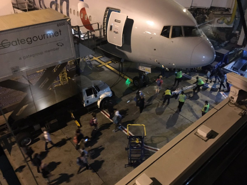 Pucnji na aerodromu, putnici bili evakuisani