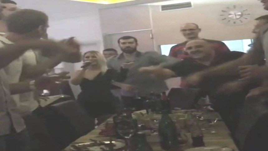Video: Košarkaši BiH ludovali uz Cecu!