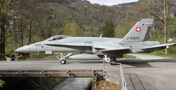 Švajcarski borbeni avion nestao u Alpama