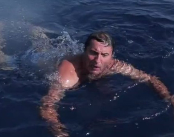 Јован Мемедовић плива са ајкулама