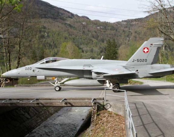Švajcarski borbeni avion nestao u Alpama