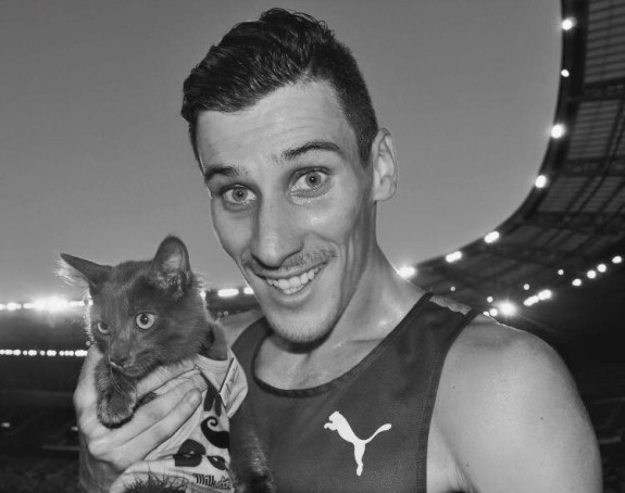 Видео: Француског тркача ''тренира'' мачка!