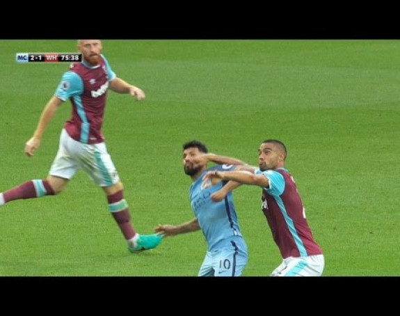 Video: Aguero propušta derbi Mančestera zbog brutalnog lakta?!