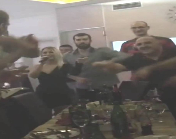 Video: Košarkaši BiH ludovali uz Cecu!