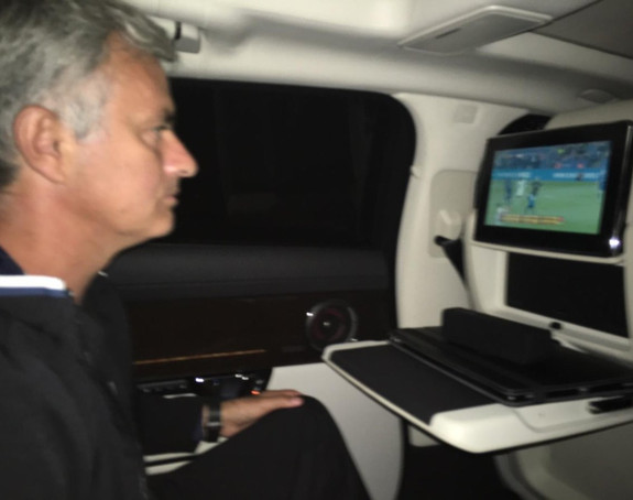 Evo šta Murinjo radi dok se vraća sa utakmice... E, zato je ''Posebni''!