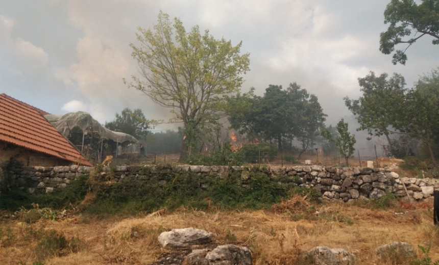 Trebinje: Požar opkolio Dubočane