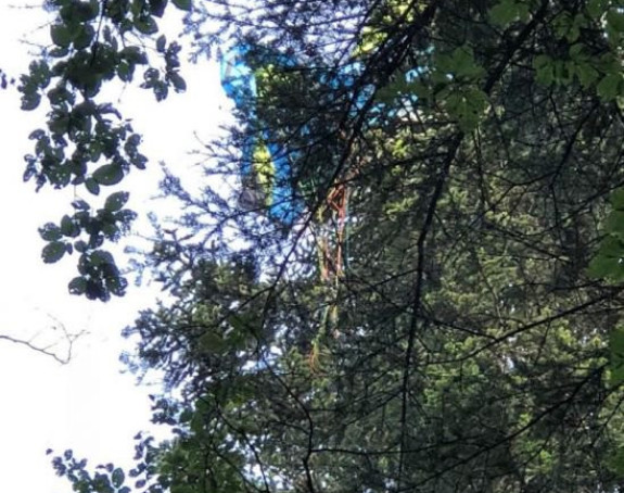 Paraglajder visi na granama