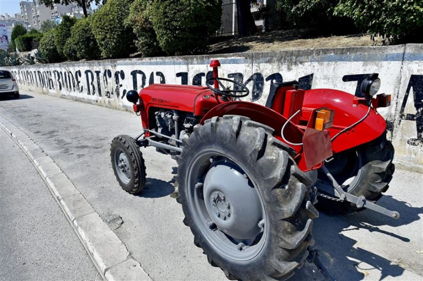 U Vukovarskoj ulici u Splitu postavljen crveni traktor