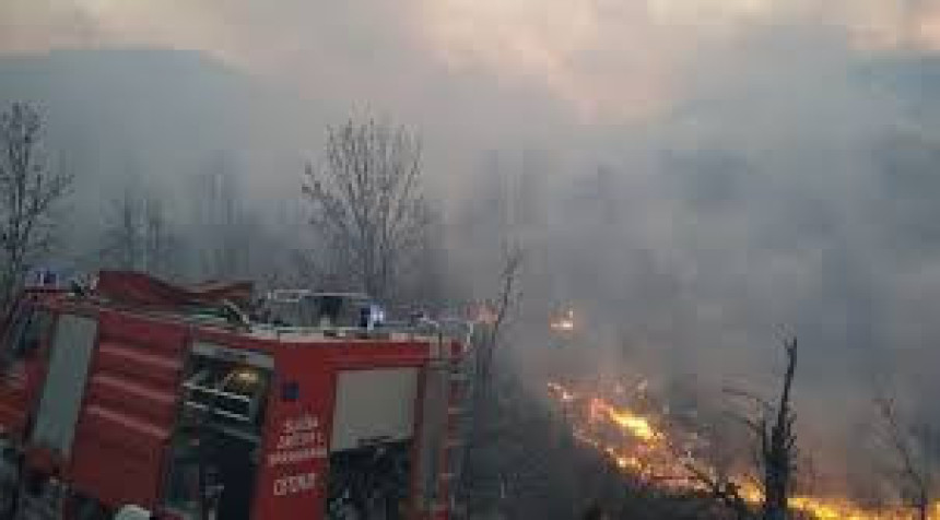 Tri aviona MUP-a gase požar u blizini Cetinja