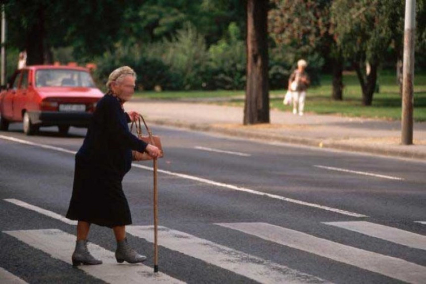 KAŽNJENA: Baka mora u zatvor zbog pješačkog