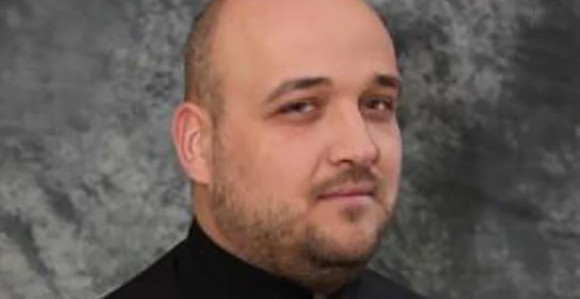 Pop sa porodicom otišao u Njemačku da vozi autobus 