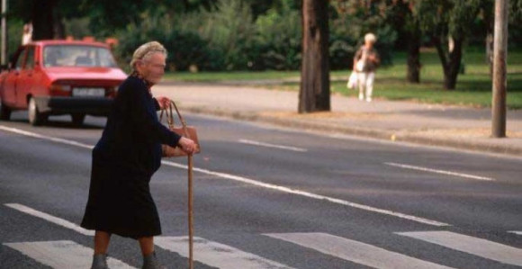 KAŽNJENA: Baka mora u zatvor zbog pješačkog