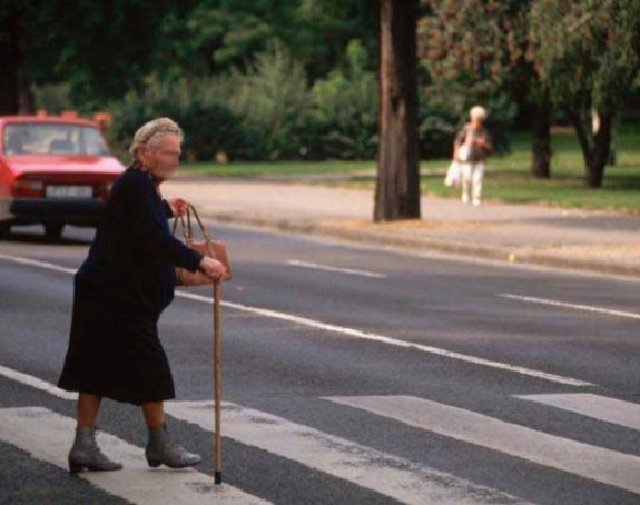 KAŽNJENA: Baka mora u zatvor zbog pješačkog