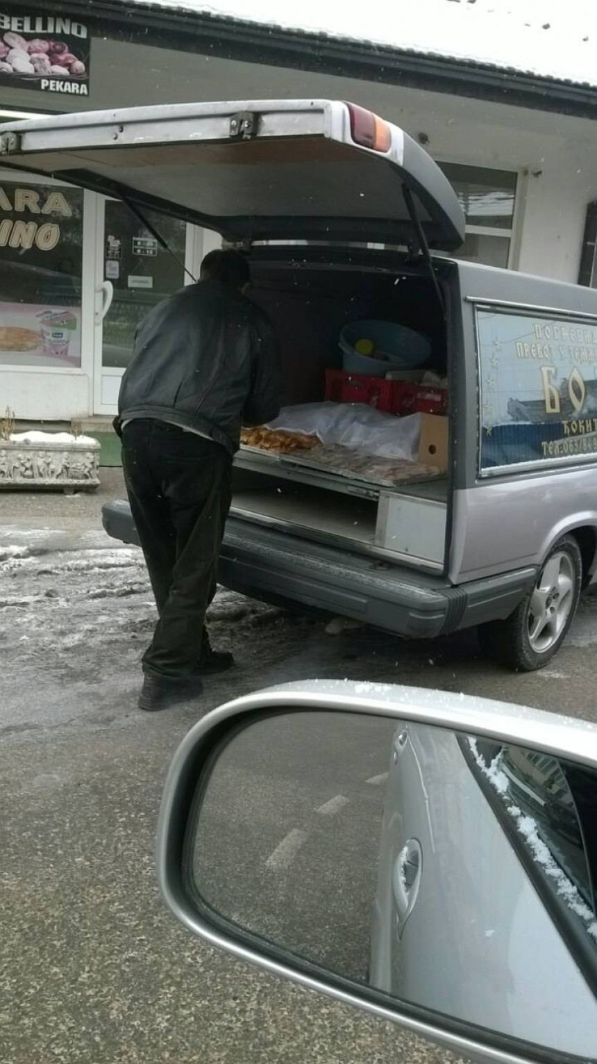 Hrana i pokojnici u istom vozilu