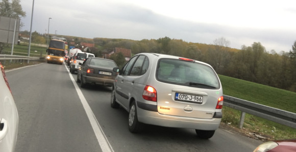 Velika gužva na prelazu Rača