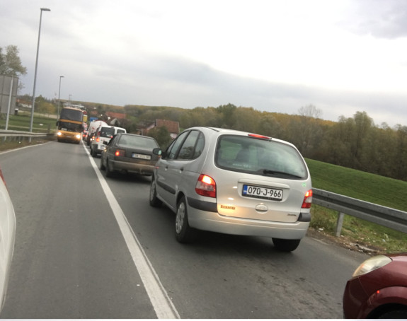 Velika gužva na prelazu Rača