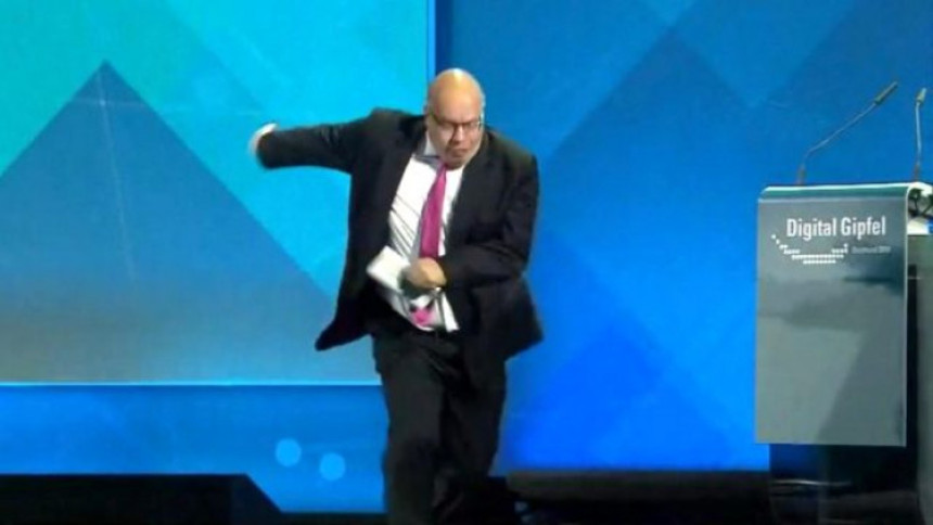 Њемачки министар пао с бине и сломио нос