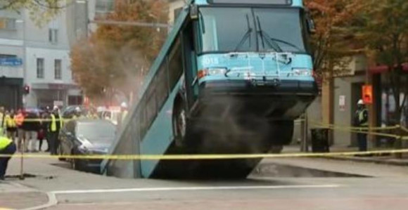 Ulica progutala autobus!