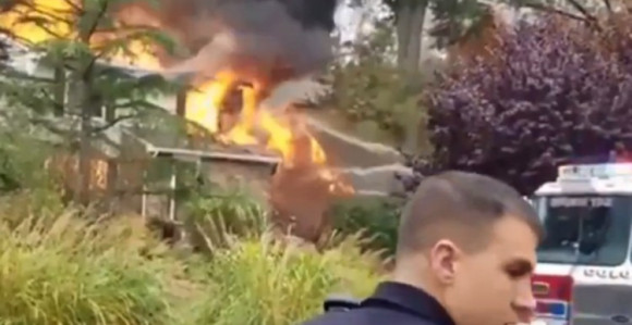 Авион ударио у кућу, пожар на више објеката