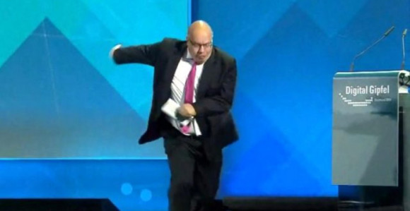 Њемачки министар пао с бине и сломио нос