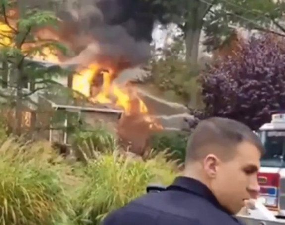 Avion udario u kuću, požar na više objekata