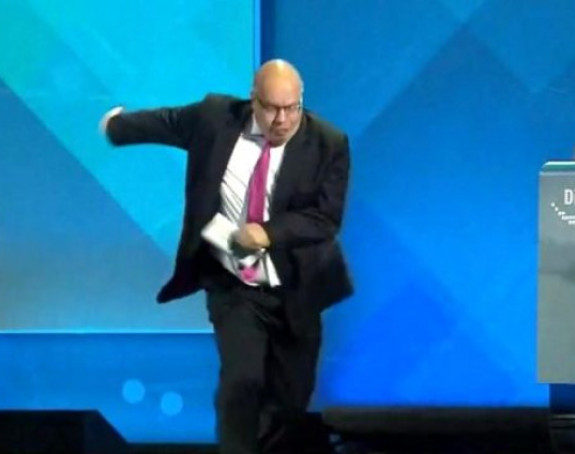 Њемачки министар пао с бине и сломио нос