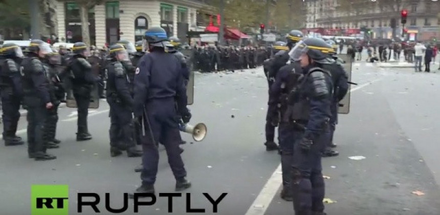 Policija suzavcem na demonstrante u Parizu 