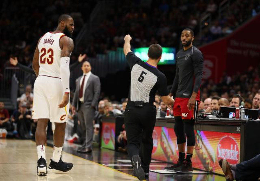 NBA: Džejms prvi put izbačen sa parketa, Lav ga odmenio!