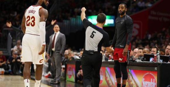 НБА: Џејмс први пут избачен са паркета, Лав га одменио!
