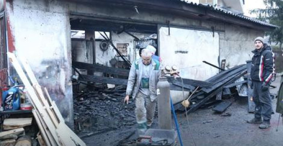 Пожар у радионици изгорио мерцедес