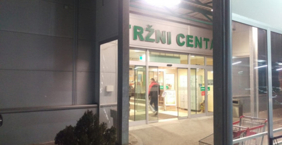 Automobilom ušli u radnju, pa je opljačkali