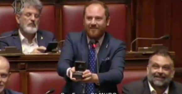 Pala prosidba u italijanskoj skupštini (VIDEO)